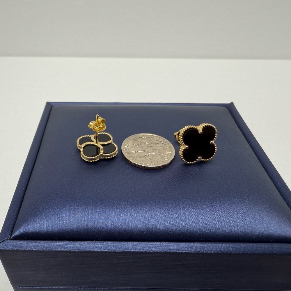 18K Yellow Gold Elegant Black and Gold Clover Stud Earrings - Picture 12 of 13